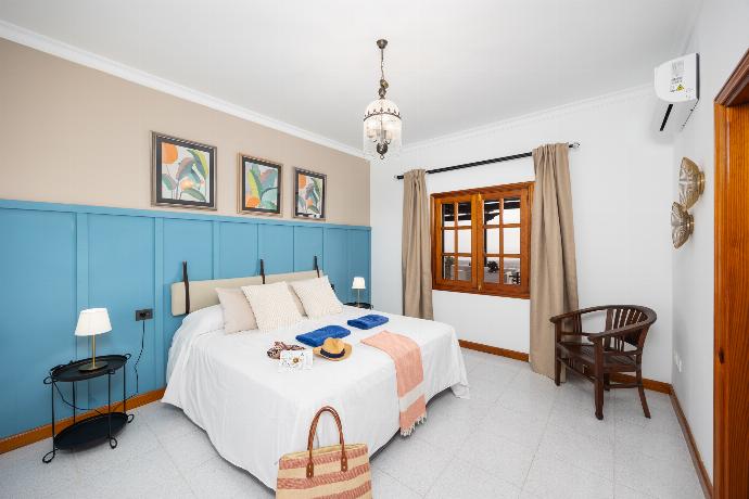 Double bedroom with en suite bathroom and A/C . - Villa Valiente . (Photo Gallery) }}