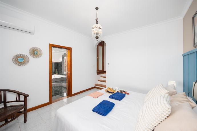 Double bedroom with en suite bathroom and A/C . - Villa Valiente . (Photo Gallery) }}