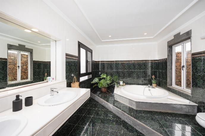 En suite bathroom with jacuzzi . - Villa Valiente . (Photo Gallery) }}