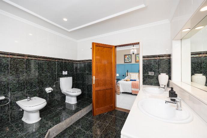 En suite bathroom with jacuzzi . - Villa Valiente . (Photo Gallery) }}