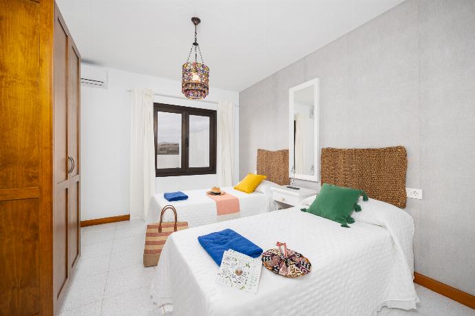 Twin bedroom with A/C . - Villa Valiente . (Photo Gallery) }}