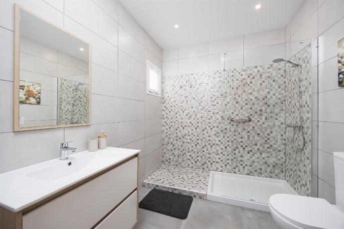 Family bathroom with shower . - Villa Valiente . (Photo Gallery) }}