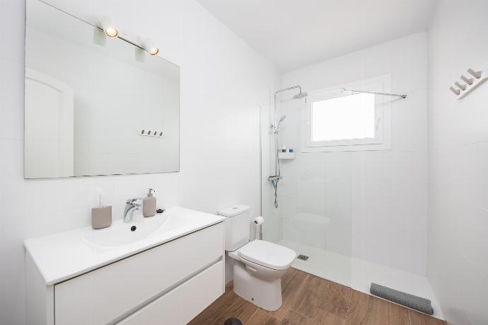 Family bathroom with shower . - Villa Haria . (Photo Gallery) }}