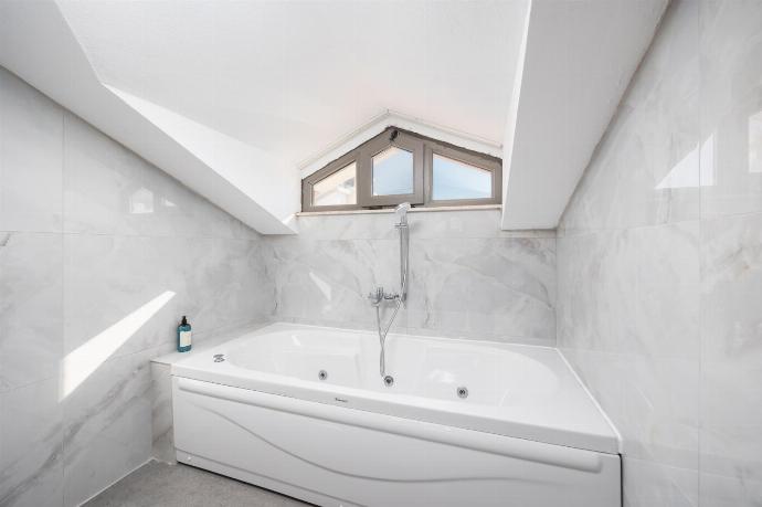 En suite bathroom with bath and shower . - Villa Karya . (Galleria fotografica) }}