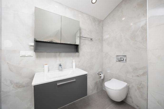 En suite bathroom with bath and shower . - Villa Karya . (Galleria fotografica) }}