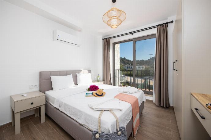 Double bedroom with en suite bathroom and A/C . - Villa Karya . (Photo Gallery) }}