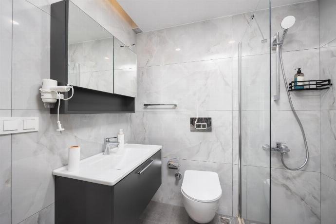 En suite bathroom with shower . - Villa Karya . (Galleria fotografica) }}