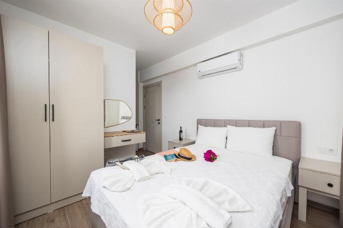 Double bedroom with en suite bathroom and A/C . - Villa Karya . (Galleria fotografica) }}