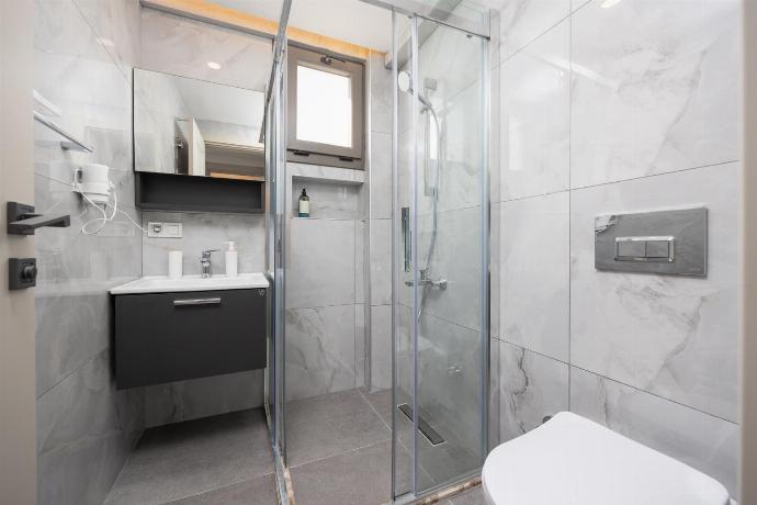 En suite bathroom with shower . - Villa Karya . (Photo Gallery) }}