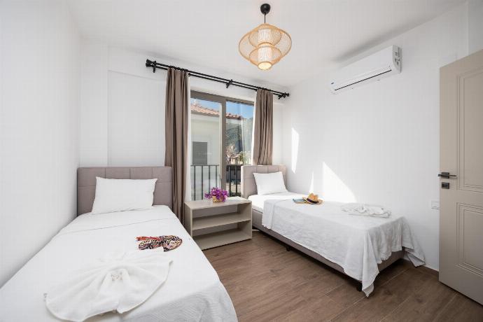 Twin bedroom with en suite bathroom and A/C . - Villa Karya . (Galleria fotografica) }}