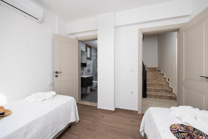 Twin bedroom with en suite bathroom and A/C . - Villa Karya . (Galleria fotografica) }}