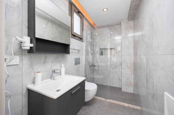 En suite bathroom with shower . - Villa Karya . (Photo Gallery) }}