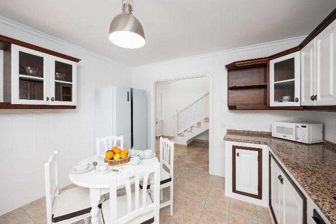 Equipped kitchen with dining area . - Villa Dulce . (Photo Gallery) }}