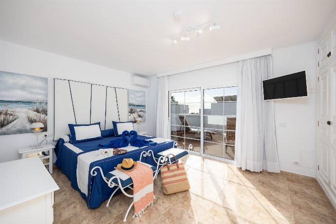 Double bedroom with A/C . - Villa Dulce . (Photo Gallery) }}