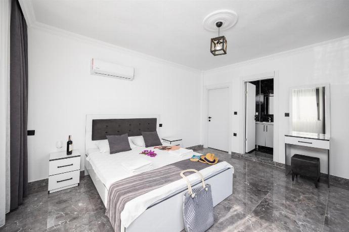 Double bedroom with en suite bathroom and A/C . - Villa Grand Yasar 1 . (Photo Gallery) }}