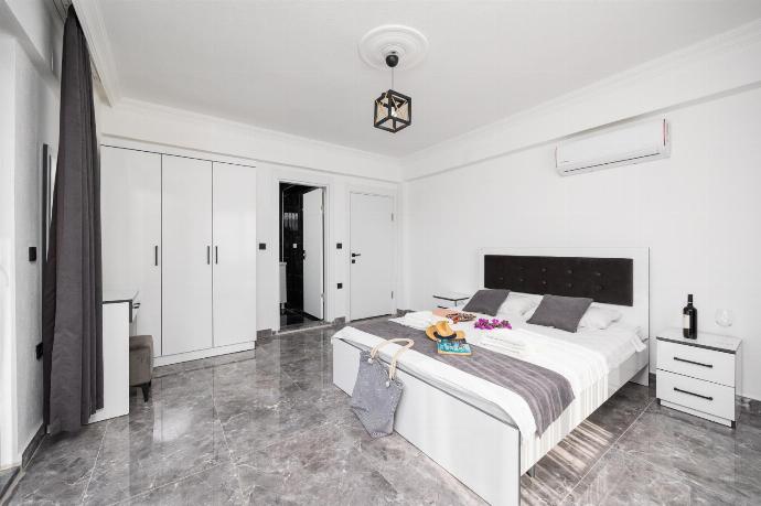 Double bedroom with en suite bathroom and A/C . - Villa Grand Yasar 1 . (Photo Gallery) }}