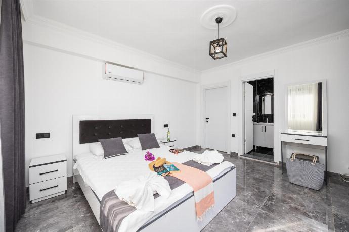 Double bedroom with en suite bathroom and A/C . - Villa Grand Yasar 2 . (Photo Gallery) }}