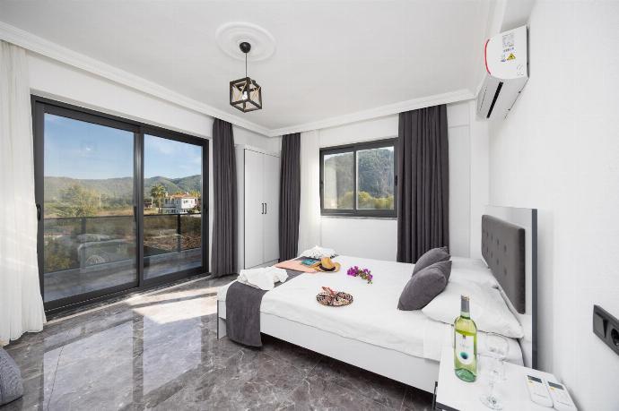 Double bedroom with en suite bathroom and A/C . - Villa Grand Yasar 2 . (Photo Gallery) }}