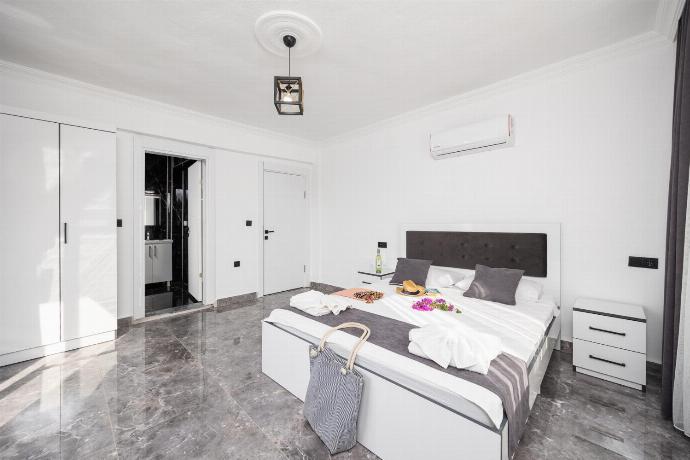 Double bedroom with en suite bathroom and A/C . - Villa Grand Yasar 2 . (Photo Gallery) }}