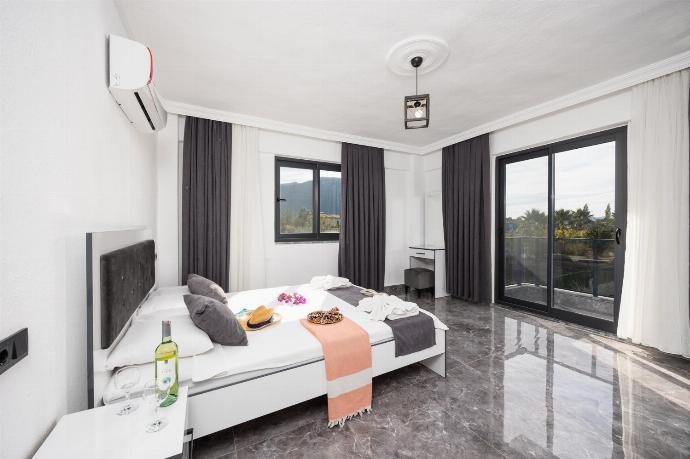 Double bedroom with en suite bathroom and A/C . - Villa Grand Yasar 2 . (Photo Gallery) }}