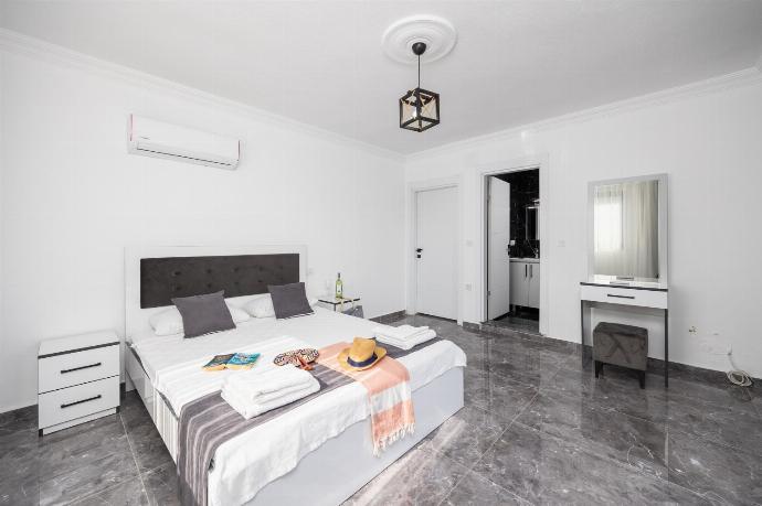 Double bedroom with en suite bathroom and A/C . - Villa Grand Yasar 3 . (Photo Gallery) }}