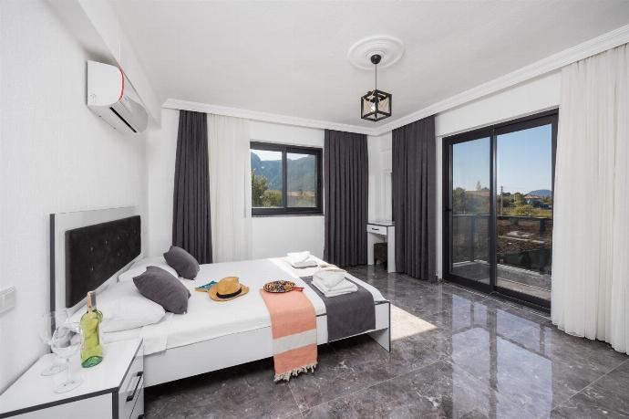 Double bedroom with en suite bathroom and A/C . - Villa Grand Yasar 3 . (Photo Gallery) }}