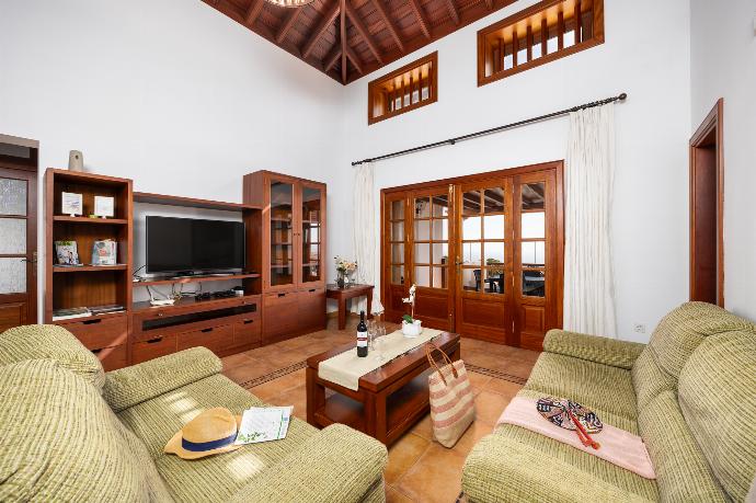 Living room with sofas, WiFi internet, and satellite TV . - Casa Morro Blanco . (Galleria fotografica) }}