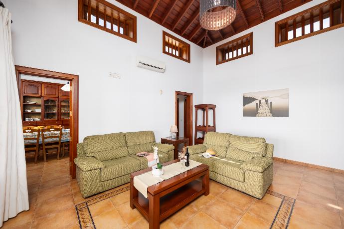 Living room with sofas, WiFi internet, and satellite TV . - Casa Morro Blanco . (Galleria fotografica) }}