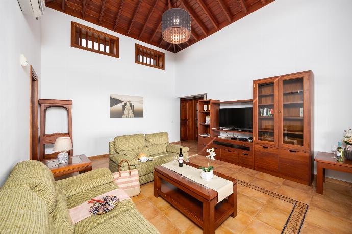 Living room with sofas, WiFi internet, and satellite TV . - Casa Morro Blanco . (Galleria fotografica) }}