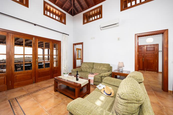 Living room with sofas, WiFi internet, and satellite TV . - Casa Morro Blanco . (Galerie de photos) }}