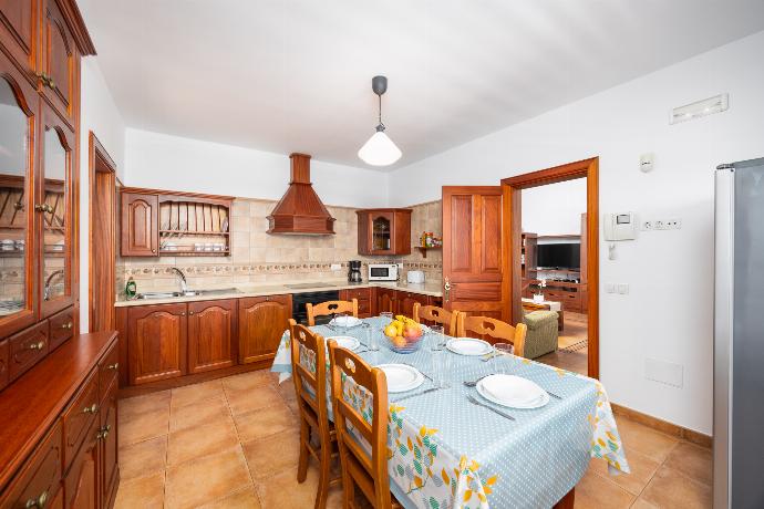 Equipped kitchen with dining area . - Casa Morro Blanco . (Galleria fotografica) }}