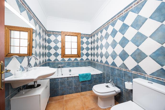 Family bathroom with bath and shower . - Casa Morro Blanco . (Galleria fotografica) }}