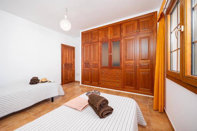 Twin bedroom with A/C . - Casa Morro Blanco . (Galleria fotografica) }}