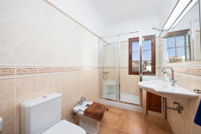 Family bathroom with shower . - Casa Morro Blanco . (Galerie de photos) }}