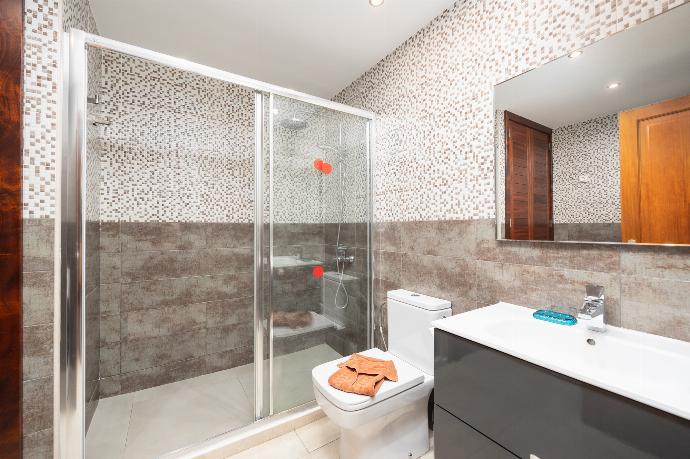 En suite bathroom with shower . - Villa Dragos . (Photo Gallery) }}