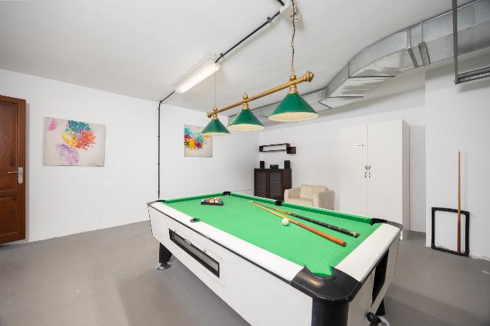 Games room with pool table . - Villa Dragos . (Photo Gallery) }}