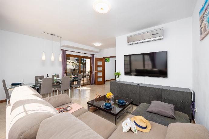 Living room with sofa, dining area, A/C, WiFi internet, and satellite TV . - Las Caletas . (Galleria fotografica) }}