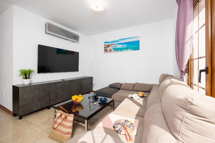 Living room with sofa, dining area, A/C, WiFi internet, and satellite TV . - Las Caletas . (Galleria fotografica) }}