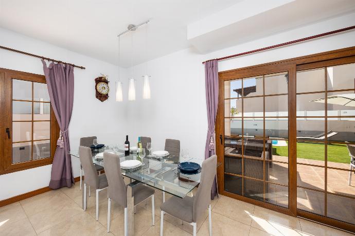 Living room with sofa, dining area, A/C, WiFi internet, and satellite TV . - Las Caletas . (Galleria fotografica) }}