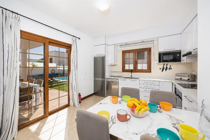 Equipped kitchen with dining area . - Las Caletas . (Galleria fotografica) }}