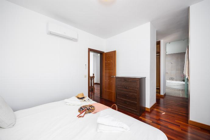 Double bedroom with en suite bathroom and A/C . - Las Caletas . (Galleria fotografica) }}