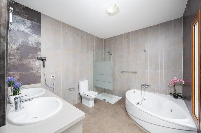 En suite bathroom with bath and shower . - Las Caletas . (Photo Gallery) }}