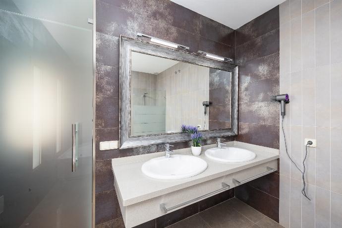 En suite bathroom with bath and shower . - Las Caletas . (Photo Gallery) }}