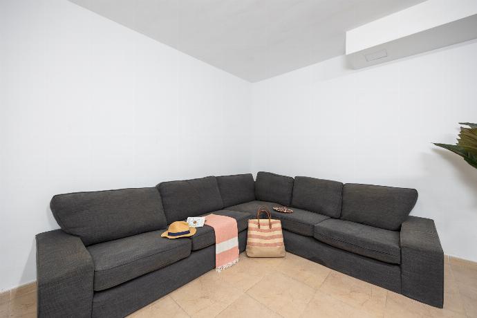 Living area with sofa and pool table . - Las Caletas . (Galleria fotografica) }}