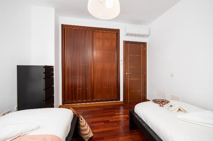 Twin bedroom with A/C . - Las Caletas . (Galleria fotografica) }}