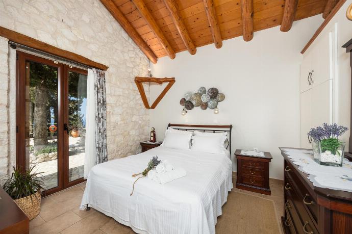 Open-plan villa with sofa, dining area, kitchen, double bed, bathroom, ornamental fireplace, A/C, WiFi internet, satellite TV, and sea views . - Villa Gallini . (Photo Gallery) }}