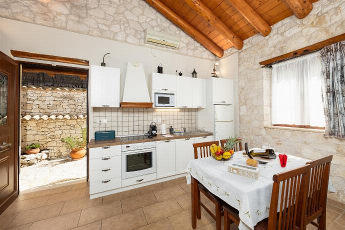 Equipped kitchen . - Villa Gallini . (Photo Gallery) }}