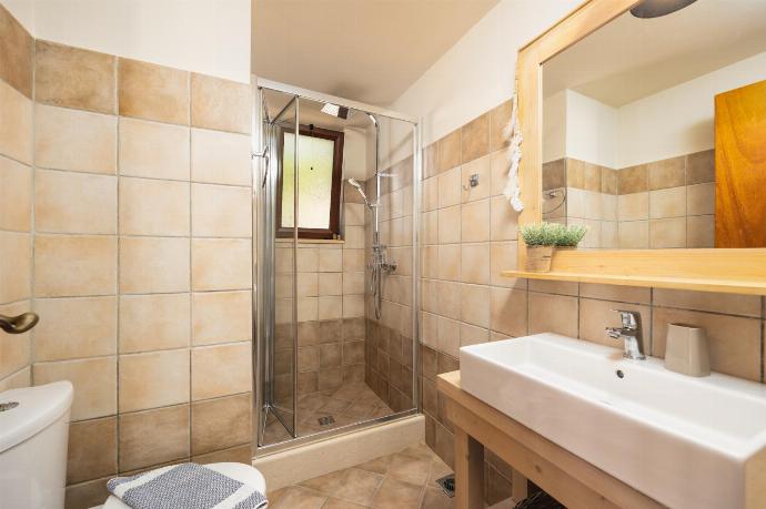 Bathroom with shower . - Villa Gallini . (Photo Gallery) }}