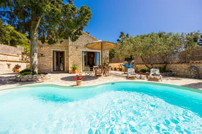 Beautiful villa with private pool and terrace with sea views . - Villa Gallini . (Photo Gallery) }}