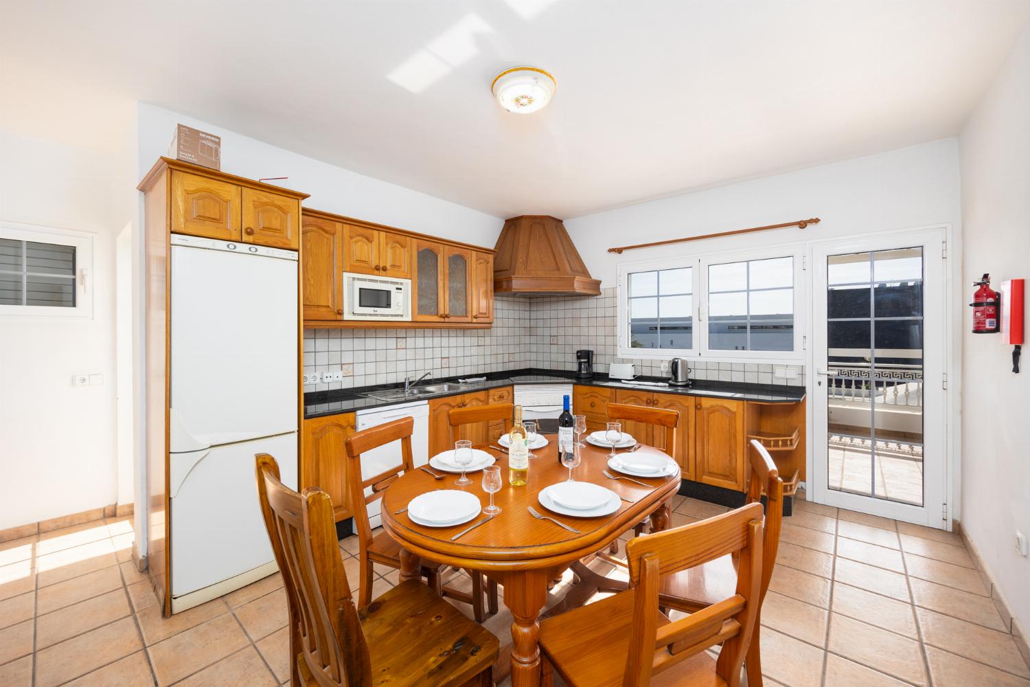 Equipped kitchen with dining area